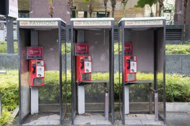 Singapur - 9 Nisan 2022 Singapur şehir merkezindeki klasik ankesörlü telefon kulübesi.