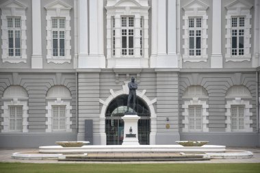 Singapur - 9 Nisan 2022: Modern Singapur 'un kurucusu Stamford Raffles' ın bronz heykeli, Thomas Woolner tarafından Victoria Tiyatrosu ve Konser Salonu ve Konser Salonu ve Singapur - Singapur