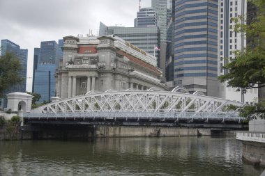 Singapur - 9 Nisan 2022 Singapur nehri üzerindeki Anderson Köprüsü manzarası. Anderson Köprüsü Singapur Nehri boyunca uzanan bir yaya köprüsü..