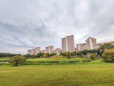 Singapur - 9 Nisan 2022: Singapur 'daki Bishan-Ang Mo Kio Parkı' ndan manzara. Singapur 'un merkezindeki en büyük şehir parklarından biridir.