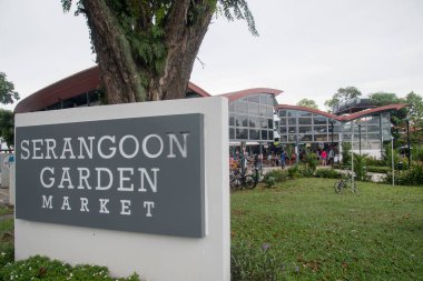 Singapur - 9 Nisan 2022: Singapur 'daki Serangoon Garden Market. Bu civarda bir kahvaltı ve öğle yemeği yeri.
