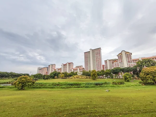 Singapur - 9 Nisan 2022: Singapur 'daki Bishan-Ang Mo Kio Parkı' ndan manzara. Singapur 'un merkezindeki en büyük şehir parklarından biridir.