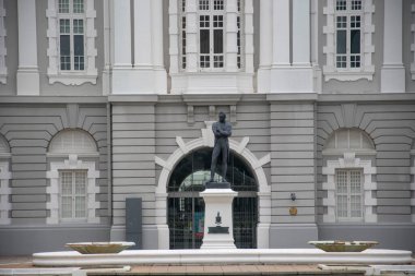 Singapur - 9 Nisan 2022: Modern Singapur 'un kurucusu Stamford Raffles' ın bronz heykeli, Thomas Woolner tarafından Victoria Tiyatrosu ve Konser Salonu ve Konser Salonu ve Singapur - Singapur