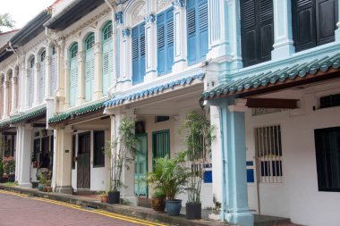 Singapur - 9 Nisan 2022: Zümrüt Tepe Yolu 'ndaki Peranakan' daki evi en iyi şekilde restore edildi. Emerald Hill koruma alanı Orchard Yolu ve Cairnhill Yolu 'nun dışında.