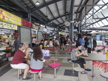Singapur - 9 Nisan 2022 Poeple, Singapur 'daki Serangoon Garden Market' te yemeklerini yiyor. Bu civarda bir kahvaltı ve öğle yemeği yeri.