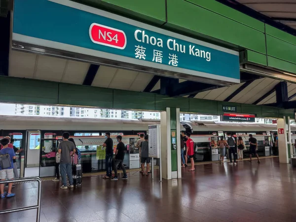 Singapur - 3 Nisan 2022 Singapur MRT toplu taşıma sistemi ve Singapur 'daki Choa Chu Kang istasyonundan trene binen yolcuların bilgileri..