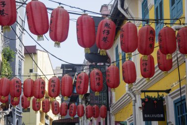 Kuala Lumpur, Malezya - 17 Nisan 2022: Lorong 'daki eski tarihi evler ve dükkanlar veya Kuala Lumpur' daki Jalan Panggung KL 'de yerleşilebilir bir konuma dönüştürüldü.