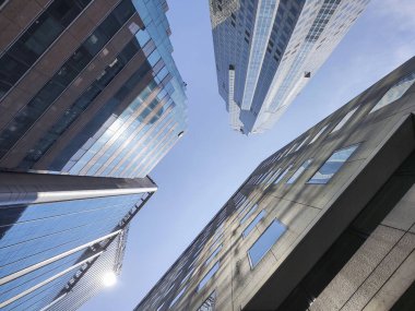 Singapur - 26 Mart 2020: mavi gökyüzü ve güneş ışığına karşı cam yansıtıcı ofis binaları