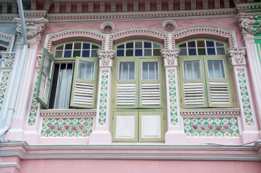 Singapur - 26 Mar 2020: Singapur 'da Joo Chiat Yolu' ndaki renkli Peranakan miras evi.