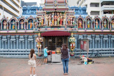 Singapur - 9 Nisan 2022: Bugis Singapur 'daki Sri Krishnan tapınağının görüntüsü. Singapur 'un en eski tapınaklarından biridir ve Singapur' daki tek Güney Hindistan tapınağıdır.