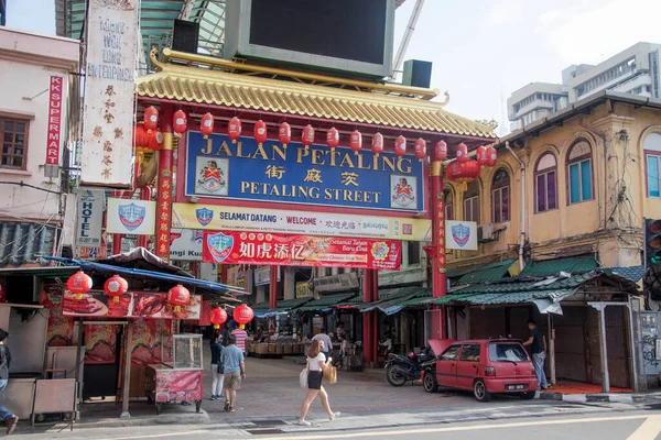 2022年4月17日マレーシア クアラルンプール マレーシア クアラルンプールで中国の赤い提灯で飾られたペトリング通りのカラフルな看板 — ストック写真
