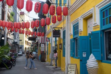 Kuala Lumpur, Malezya - 17 Nisan 2022: Lorong 'daki eski tarihi evler ve dükkanlar veya Kuala Lumpur' daki Jalan Panggung KL 'de yerleşilebilir bir konuma dönüştürüldü.