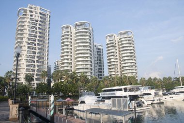 Singapur, 2 Nisan 2022, modern yatlar Sentosa Koyu 'nun yakınına ve lüks malikanelere park ediyor. Sentosa Koyu, Singapur 'un Sentosa adasının doğu kesiminde bir yerleşim yeridir.