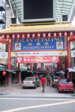 Kuala Lumpur, Malezya - 17 Nisan 2022: Kuala Lumpur, Malezya 'da kırmızı Çin fenerleriyle süslenmiş Petaling Caddesi' nin renkli tabelaları.