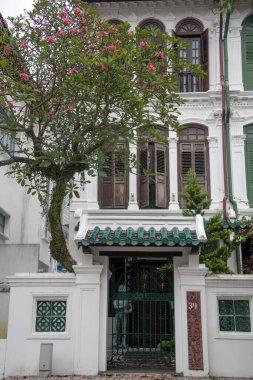 Singapur - 9 Nisan 2022: Zümrüt Tepe Yolu 'ndaki Peranakan' daki evi en iyi şekilde restore edildi. Emerald Hill koruma alanı Orchard Yolu ve Cairnhill Yolu 'nun dışında.
