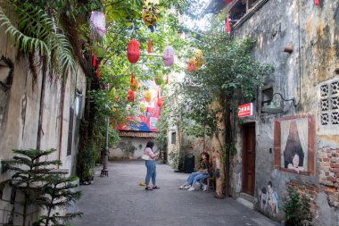 Kuala Lumpur, Malezya - 17 Nisan 2022: Lorong 'daki eski tarihi evler ve dükkanlar veya Kuala Lumpur' daki Jalan Panggung KL 'de yerleşilebilir bir konuma dönüştürüldü.