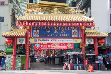 Kuala Lumpur, Malezya - 17 Nisan 2022: Kuala Lumpur, Malezya 'da kırmızı Çin fenerleriyle süslenmiş Petaling Caddesi' nin renkli tabelaları.