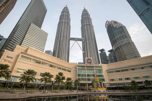 2022年4月17日 马来西亚吉隆坡 马来西亚吉隆坡市具有里程碑意义的Petronas Twin Towers和Klcc Twin Towers 这些塔是世界上最高的双子塔 — 图库照片