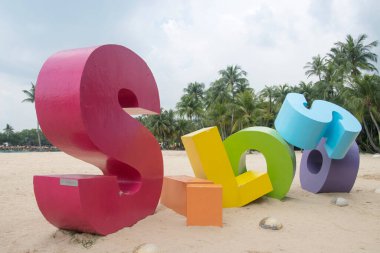 Singapur - 2 Nisan 2022 Siloso Singapur sahilindeki Siloso İmza ya da Siloso İmza. Siloso Beach Singapur, Sentosa Adası 'nda temiz ve kumlu bir koy.