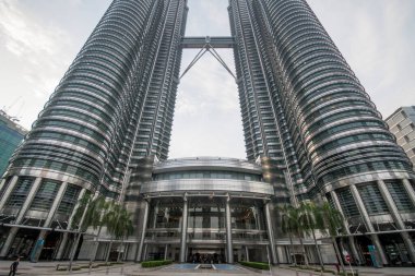Kuala Lumpur, Malezya - 17 Nisan 2022: Kuala Lumpur Malezya 'daki Petronas İkiz Kuleleri ve KLCC İkiz Kuleleri. Kuleler dünyanın en uzun ikiz kuleleridir..