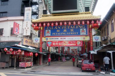 Kuala Lumpur, Malezya - 17 Nisan 2022: Kuala Lumpur, Malezya 'da kırmızı Çin fenerleriyle süslenmiş Petaling Caddesi' nin renkli tabelaları.