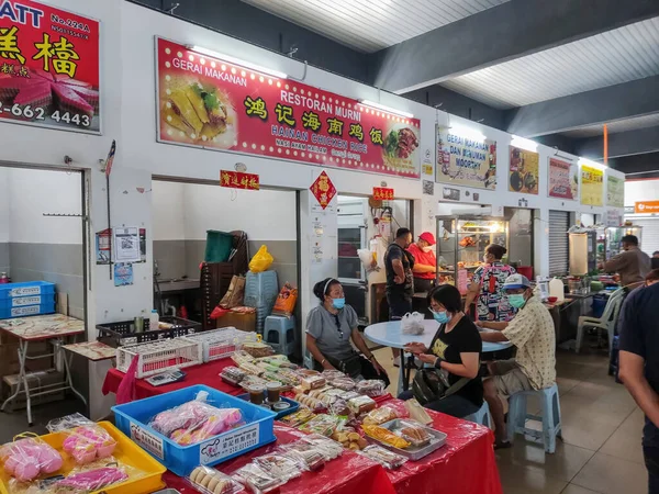 Seremban, Malezya - 14 Nisan 2022: Seremban 'daki hilebaz dükkanının görüntüsü. Tüm gıda tezgahları pazarın ikinci katında.