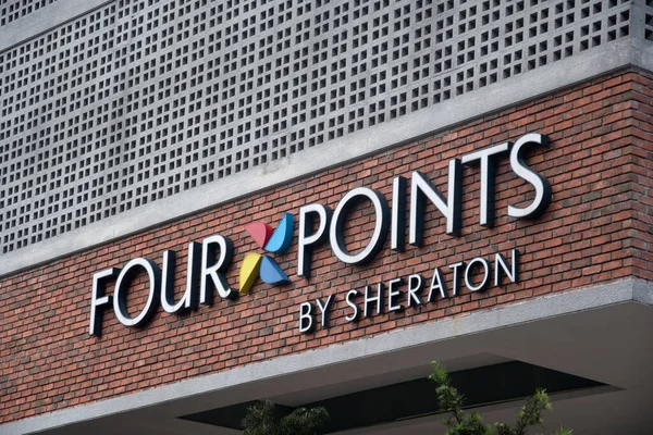 クアラルンプール マレーシア 2022年4月17日 シェラトンの外装のサインとロゴによる4つのポイント シェラトンの4つのポイントはスターウッドホテル リゾートホテルブランドです — ストック写真