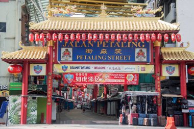 Kuala Lumpur, Malezya - 17 Nisan 2022: Kuala Lumpur, Malezya 'da kırmızı Çin fenerleriyle süslenmiş Petaling Caddesi' nin renkli tabelaları.