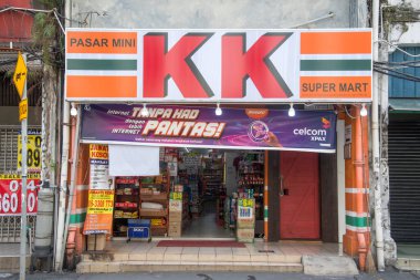 Kuala Lumpur, Malezya - 17 Nisan 2022: Çin Mahallesi, Kuala Lumpur 'daki KK süpermarket bayii. KK Super Mart 2001 'de kurulan 24 saatlik bir Malezya marketi.