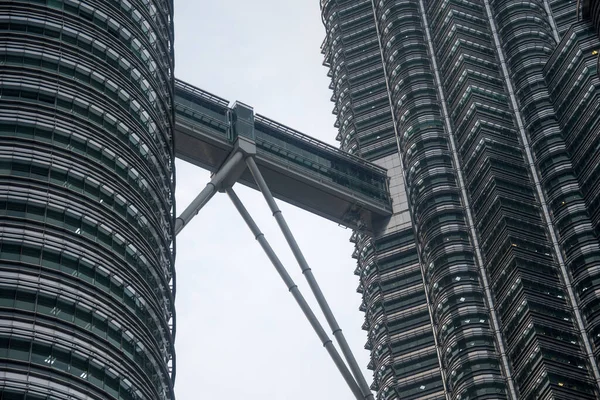2022年4月17日 马来西亚吉隆坡 马来西亚吉隆坡Petronas Twin Towers天桥的维乌 天桥连接两座塔 — 图库照片