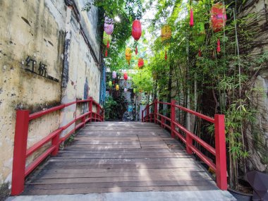 Kuala Lumpur, Malezya - 15 Nisan 2022: Lorong 'daki eski tarihi evler ve dükkanlar veya Kuala Lumpur' daki Jalan Panggung KL 'de yerleşilebilir bir konuma dönüştürüldü.