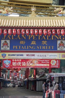 Kuala Lumpur, Malezya - 17 Nisan 2022: Kuala Lumpur, Malezya 'da kırmızı Çin fenerleriyle süslenmiş Petaling Caddesi' nin renkli tabelaları.