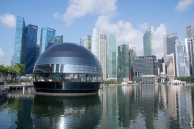 Singapur, 15 Mayıs 2022, Marina Bay Sands 'deki Apple Store. Dünyada su üzerinde yüzen ilk Apple mağazası..