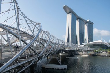 Singapur, 15 Mayıs 2022, Singapur 'daki Helix Köprüsü' nün DNA yapısına sahip detayları. Marina 'yı Güney Marina' ya bağlayan yaya köprüsü..