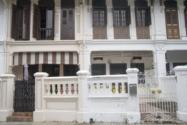 Singapur - 9 Nisan 2022: Zümrüt Tepe Yolu 'ndaki Peranakan' daki evi en iyi şekilde restore edildi. Emerald Hill koruma alanı Orchard Yolu ve Cairnhill Yolu 'nun dışında.