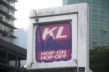 Kuala Lumpur, Malezya - 16 Nisan 2022: Kuala Lumpur Malezya 'da turist durağı tabelasından atla