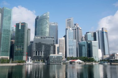 Singapur - 15 Mayıs 2022: Singapur 'un Panorama Merkezi İş Bölgesi (CBD), Singapur Nehri' nin güneyinde yer almaktadır..
