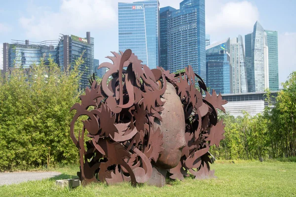 Singapur Maja 2022 Rzeźba Nazwana Paprocie Znajduje Się Wewnątrz Ogrodu — Zdjęcie stockowe