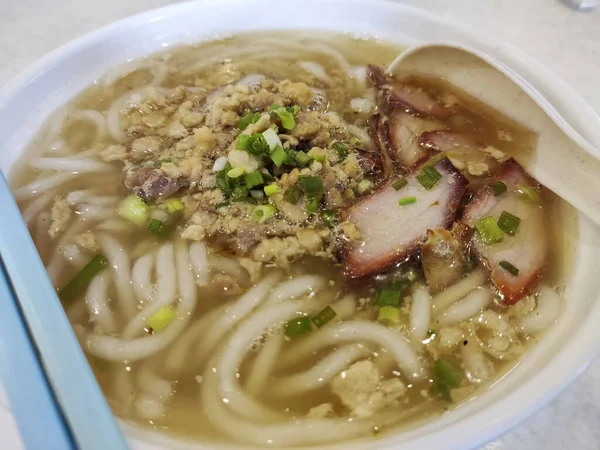 中華麺のスープにバーベキューポークと野菜のスライスが入っています — ストック写真