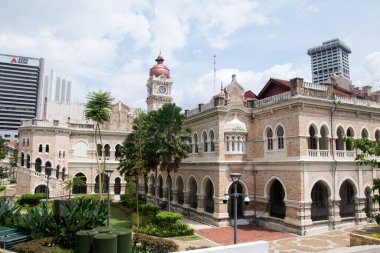 Kuala Lumpur, Malezya - Haziran 07, 2022: Kuala Lumpur Malezya 'daki Merdeka Meydanı' nın önündeki Sultan Abdul Samad binası. Kuala Lumpur 'daki en ikonik binalardan biridir.
