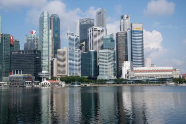 Singapur - 15 Mayıs 2022: Singapur 'un Panorama Merkezi İş Bölgesi (CBD), Singapur Nehri' nin güneyinde yer almaktadır..