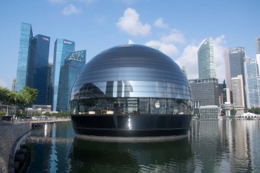 Singapur, 15 Mayıs 2022, Marina Bay Sands 'deki Apple Store. Dünyada su üzerinde yüzen ilk Apple mağazası..