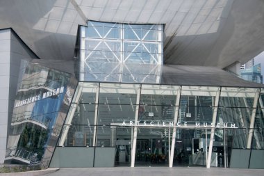 Singapur - 15 Mayıs 2022: Singapur Merkez Bölgesi 'nin merkezindeki Marina Bay Sands Sanat Müzesi Girişi