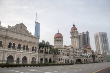 Kuala Lumpur, Malezya - Haziran 07, 2022: Kuala Lumpur Malezya 'daki Merdeka Meydanı' nın önündeki Sultan Abdul Samad binası. Kuala Lumpur 'daki en ikonik binalardan biridir.