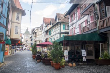 Bukit Tinggi, Malezya - Haziran 08, 2022: İnsanlar Malezya 'nın Colmar Bukit Tinggi kentindeki eski Fransız tarzı kamu binasını ziyaret ettiler