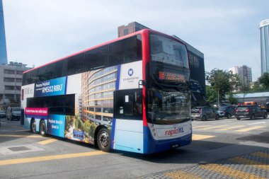 Kuala Lumpur, Malezya - Haziran 07, 2022: Hızlı KL otobüsü Kuala Lumpur 'da yola çıkıyor. Bu otobüs Kuala Lumpur 'da toplu taşıma sisteminin bir parçasıdır.