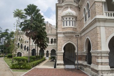 Kuala Lumpur, Malezya - Haziran 2022: Kuala Lumpur Malezya 'daki Merdeka Meydanı' nın önündeki Sultan Abdul Samad binası. Kuala Lumpur 'daki en ikonik binalardan biridir.