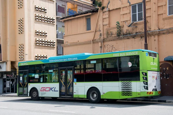 Kuala Lumpur, Malezya - Haziran 07, 2022: Go KL Şehir Otobüsü Kuala Lumpur 'da yola çıkıyor. Go KL Şehir Otobüsü (GOKL CityBus), Kuala Lumpur şehir merkezine hizmet veren ücretsiz otobüs servisidir.
