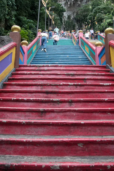 Kuala Lumpur Malasia 2022 Personas Identificadas Caminan Por Escalera Que —  Fotos de Stock