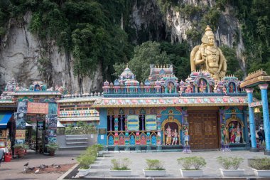 Kuala Lumpur, Malezya - Haziran 2022: Büyüleyici renkli Dravidian mimari filleri, tanrısal heykeller, Batu Mağaraları 'ndaki sütunlarla süslenmiş renkli küçük Hindu tapınma yeri